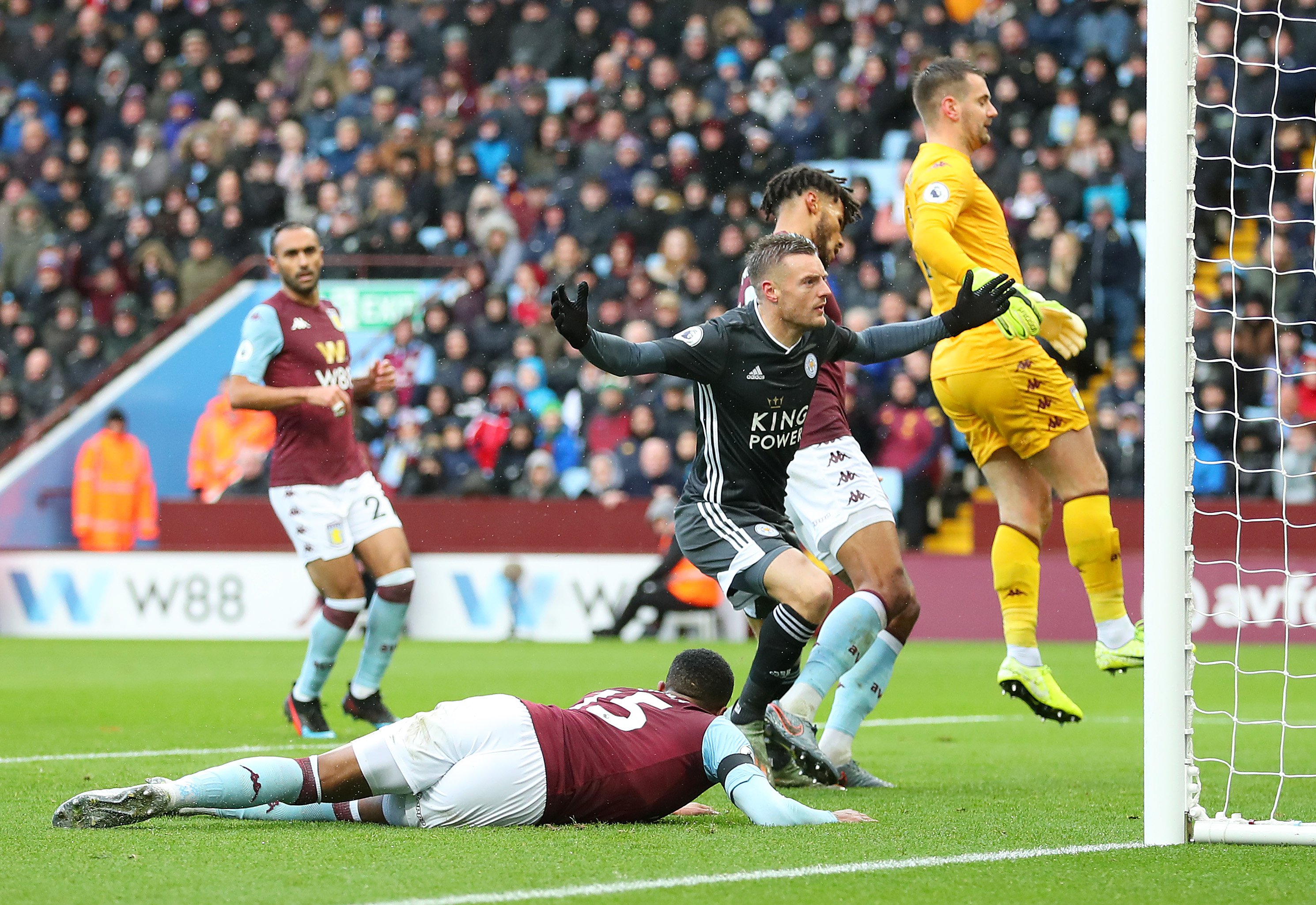 一名女性同 一名女性同